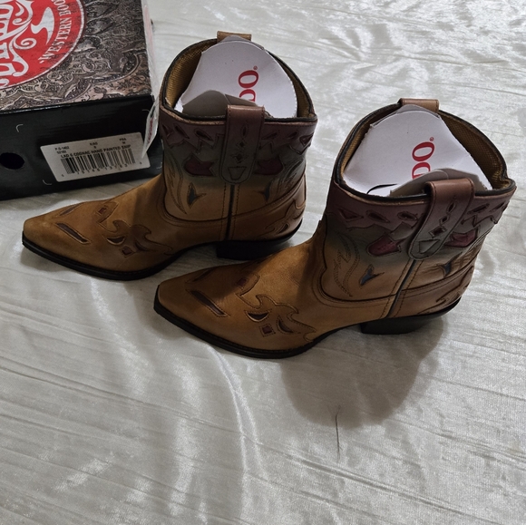 Laredo Tan Western Boots with Red and Brown Accents Brand New In Box. - Picture 8 of 9